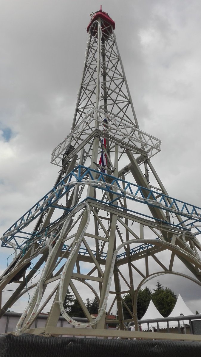 roulianeyapi's tweet photo. La #TourEiffel  a pris place dans l'Eurovillage de l'Eurofestival à la Chataigneraie en #Vendee. #epf2017 #europe #culture #festival #fete https://t.co/aZuBe0jnCD