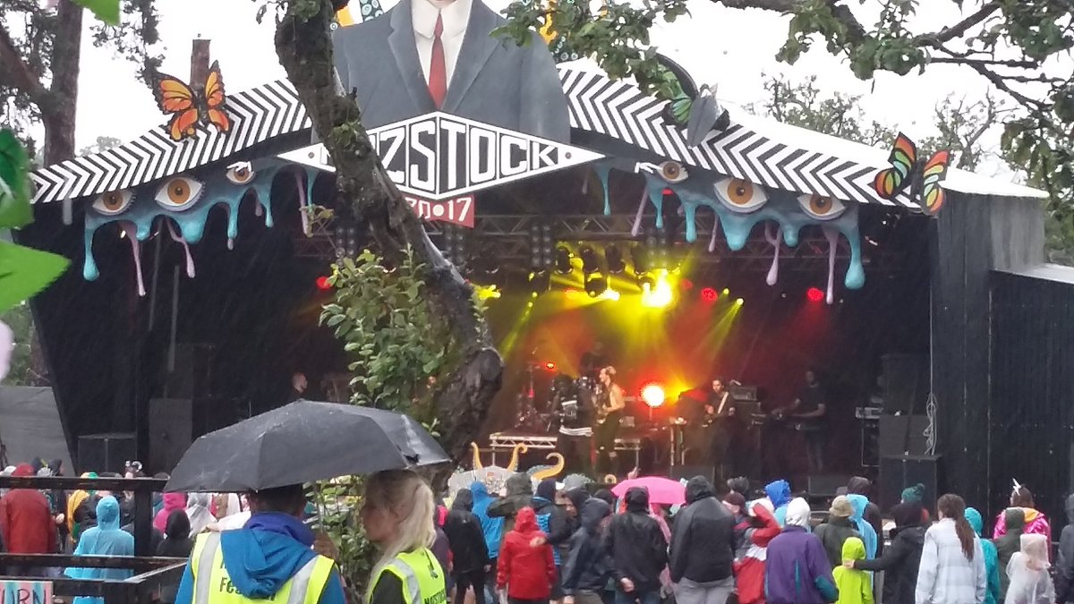 HappyHerefords's tweet photo. #Nozstock you crazy f***rs, singing n dancin in the #rain to #theysayjump. right now. love you all-We will keep you fed &amp; warm-dance harder! https://t.co/KzFThqAbJA