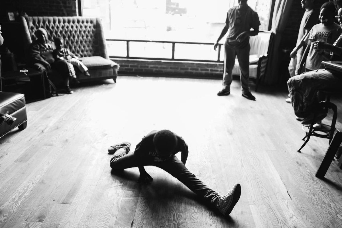 SmithCommonsDC's tweet photo. Happy Friday! #MOOD #TGIF #smithcommonsdc #Hstreetgreatstreet #atlasartsdistrict #flavor #wegotthemoves #splits #happyfriday https://t.co/Ev7Ha1GMdD