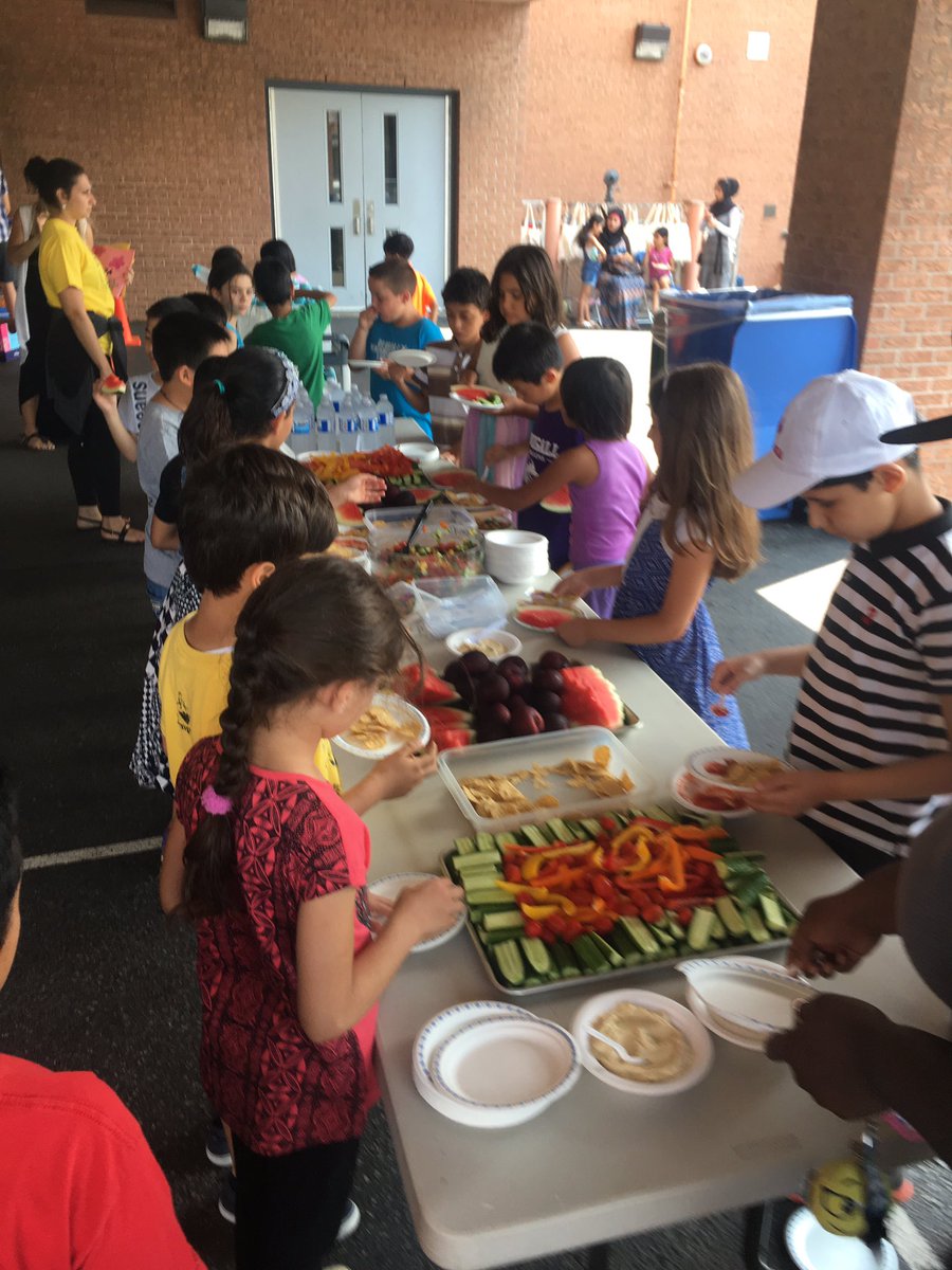 campwonderrocks's tweet photo. Huge turn out at our family BBQ &amp; thank you to our helpers Antonio &amp; Eh Law Soe #2017SLPgecdsb https://t.co/PffWhLNtai