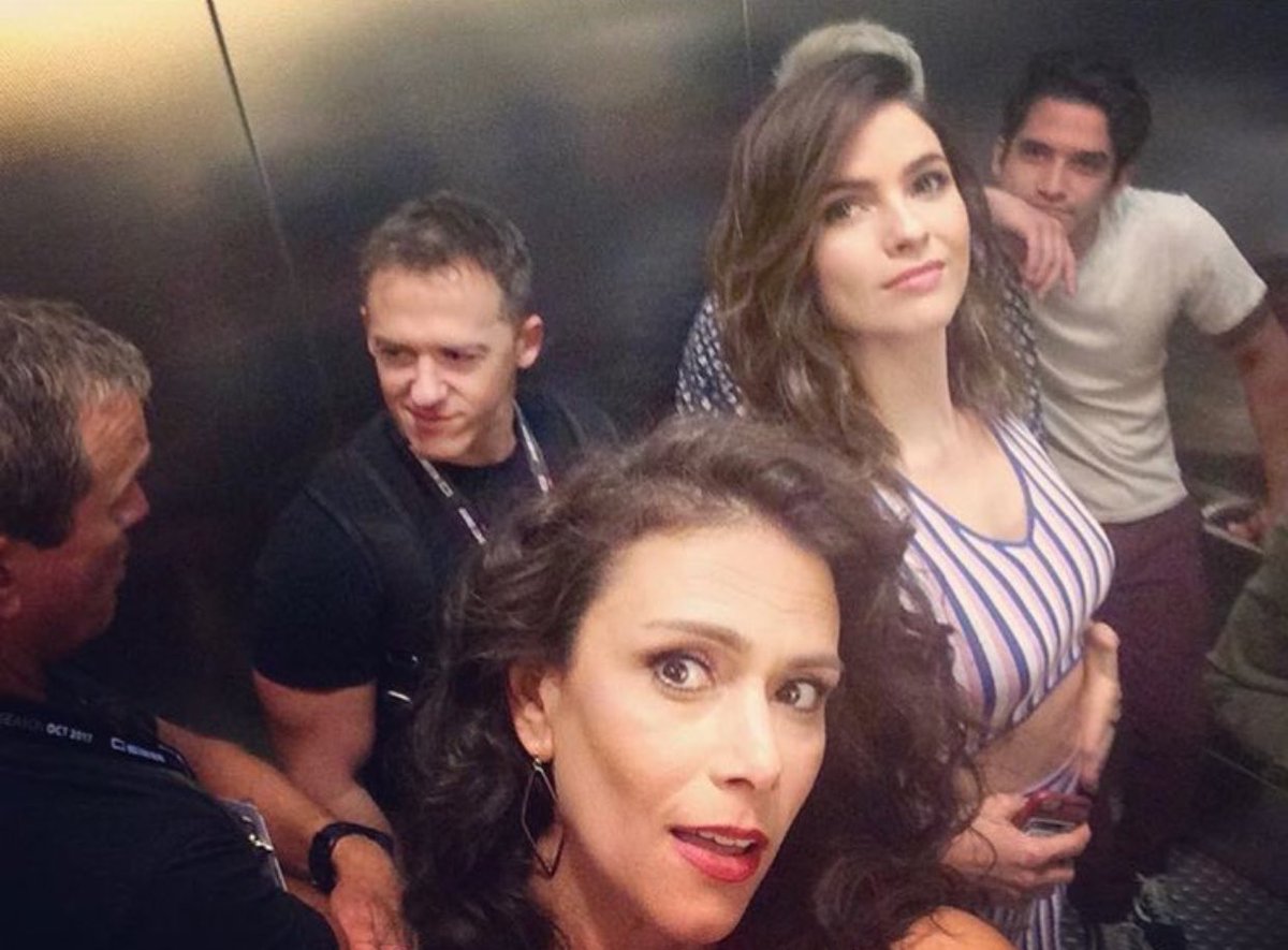 enchantedseb's tweet photo. WHY DOES SHELLEY LOOK LIKE CRYSTAL IN THIS PHOTO. OR IS IT JUST ME? https://t.co/oeZomrVwv0