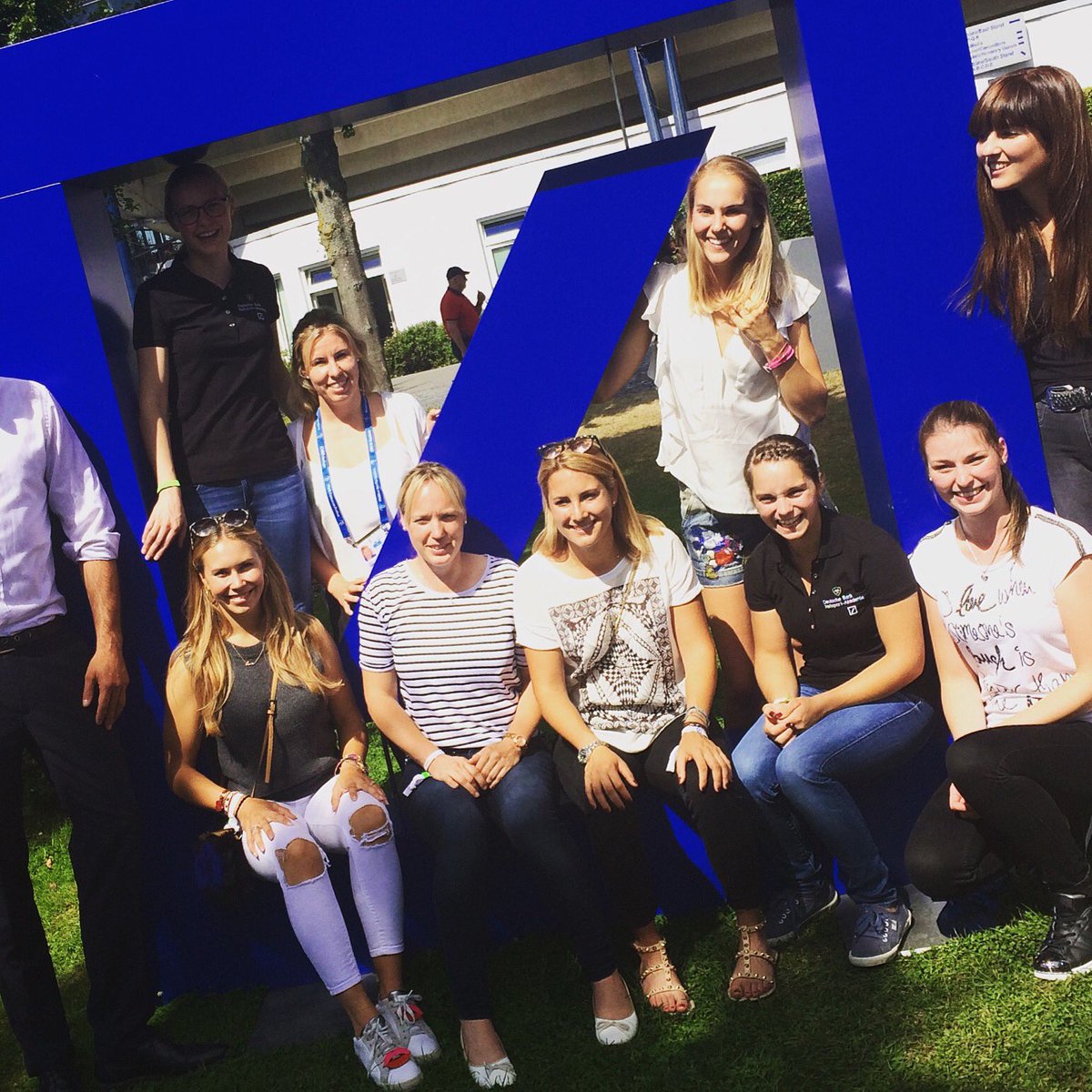 Die Mitglieder der #DeutscheBankReitsportakademie haben sich heute das 1.Mal "live" vor die Kamera gestellt.Das haben sie klasse gemacht!👏🏻