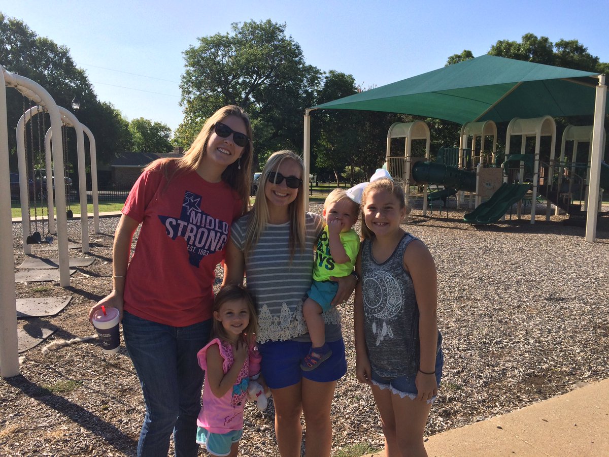 Longbranch_Elem's tweet photo. Fun times at the park today! #LBEdogdays https://t.co/VhUhwAg3iQ