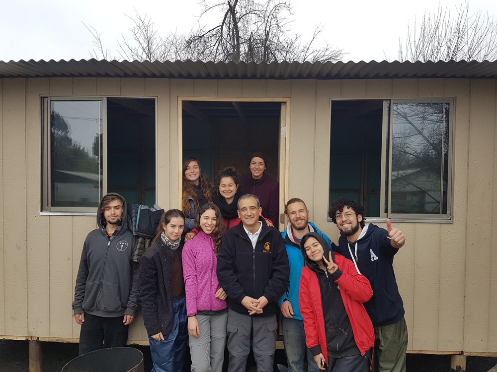 AgronomiaUC's tweet photo. El Decano, Sr. Rodrigo Figueroa, junto a estudiantes en los Trabajos de Invierno de Lumaco. https://t.co/Q316Bu2LFt