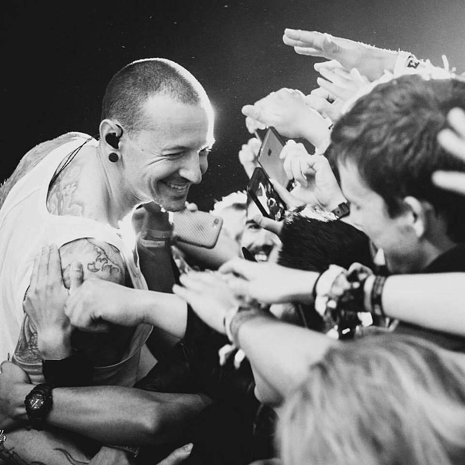 Tengo el corazón y el alma partida, no sé cómo voy a seguir después de esto. Gracias Chester. Te amo para siempre #RIPChesterBennington