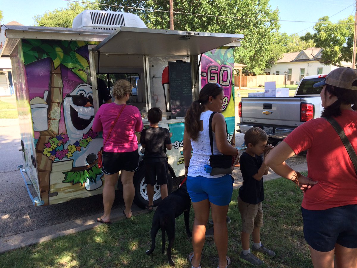 Longbranch_Elem's tweet photo. The snow cones were a hit! Thank you Stanley family for bringing your truck! #LBEdogdays https://t.co/Rlxh6KohY9