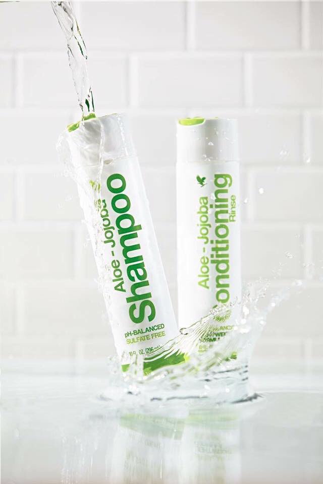 ForeverProdSA's tweet photo. Hydrate your hair with our new designed shampoo and conditioner 😍😍😍 #shampoo #Conditioning #hairstyle #haircare https://t.co/SraoHm0sHV
