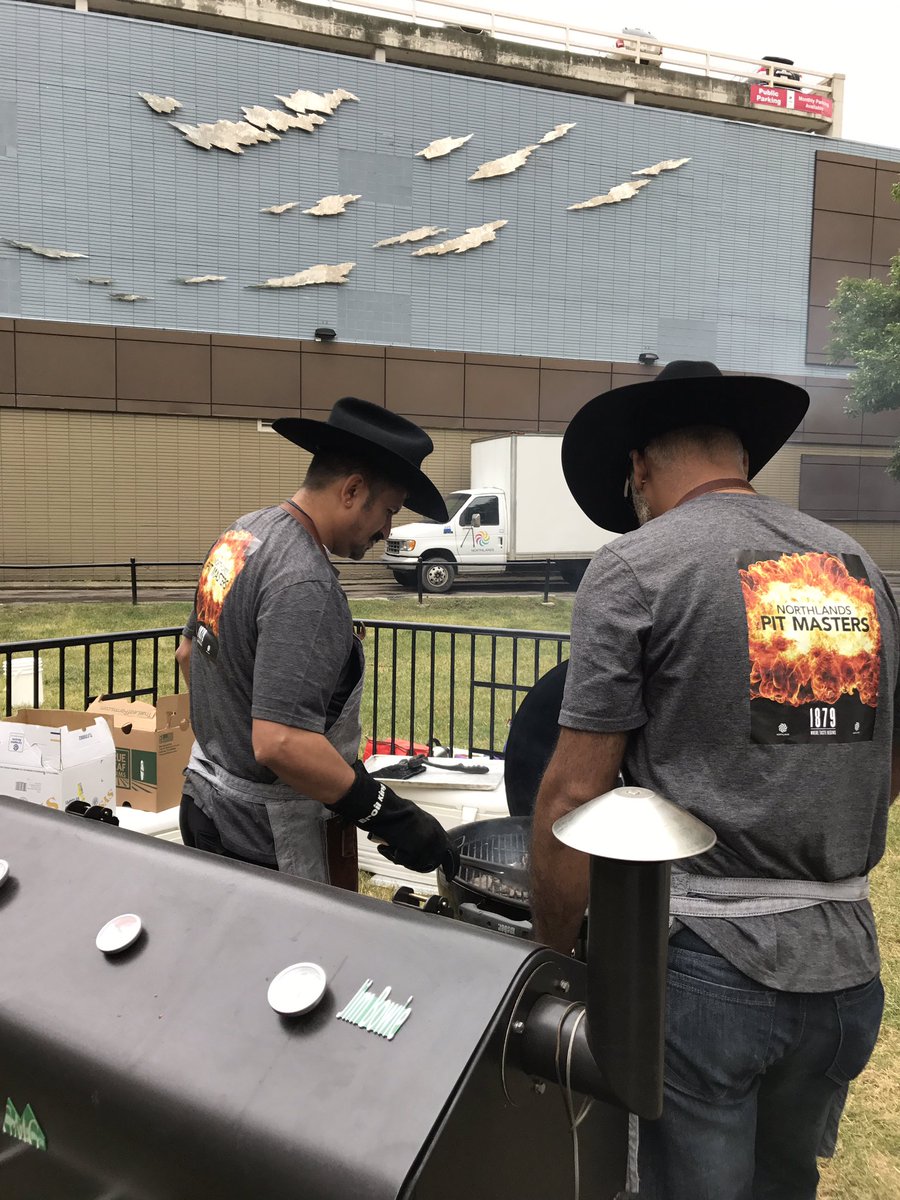 JaimeetKathuria's tweet photo. What a great partnership @Northlands and @DBAyeg @KDaysyeg come down to our tent #pitmasters #pullpork #smokedbuffalochicken #10daysoffun https://t.co/FI8gePQ9JK