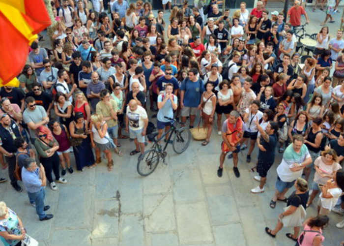 laciutatgirona's tweet photo. #Blanes celebrarà l'Ensorra't després de convèncer el veí perquè retiri la denúncia #Ensorrat
https://t.co/IBty8oek0l https://t.co/jfm7H3dTT8
