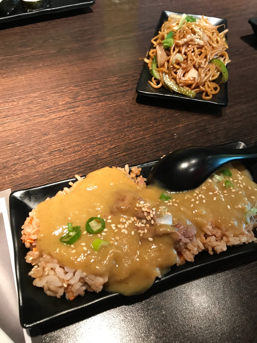 SportingFreak's tweet photo. 先程の昼飯
奥のものは焼きそばではありませんYaki-Rahmenです。
手前はチキンカレー、なんか炒飯に星の王子様辛口かけた感じ。
#youngpork https://t.co/xPnxdII2i0