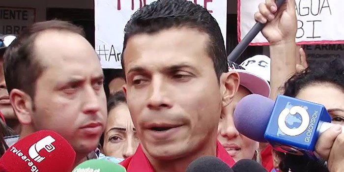 DolarToday's tweet photo. TREMENDA JOYITA: Cicpc detuvo a alcalde chavista de Maracay tras liderar saqueo
https://t.co/1UZuFWGlhB https://t.co/VswS8EPvoi