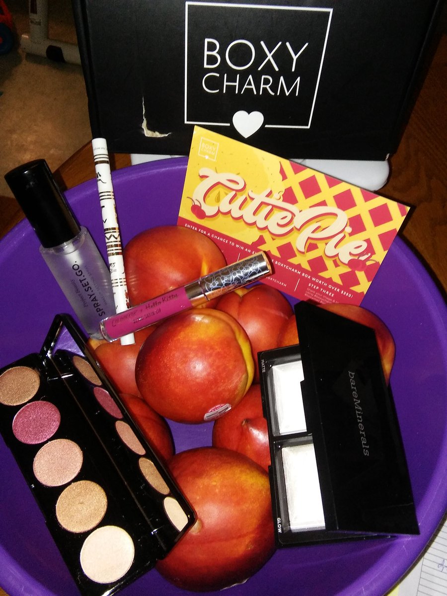 MoxeeBeauty's tweet photo. 😍OH MAH GAWD😍
This months @boxycharm box is INSANE!!🍑🍯 #boxycharm #boxymail #boxycutie #boxybaby I'm so excited to dive into this PEACHPIE😙💃 https://t.co/aofQqVkEWV