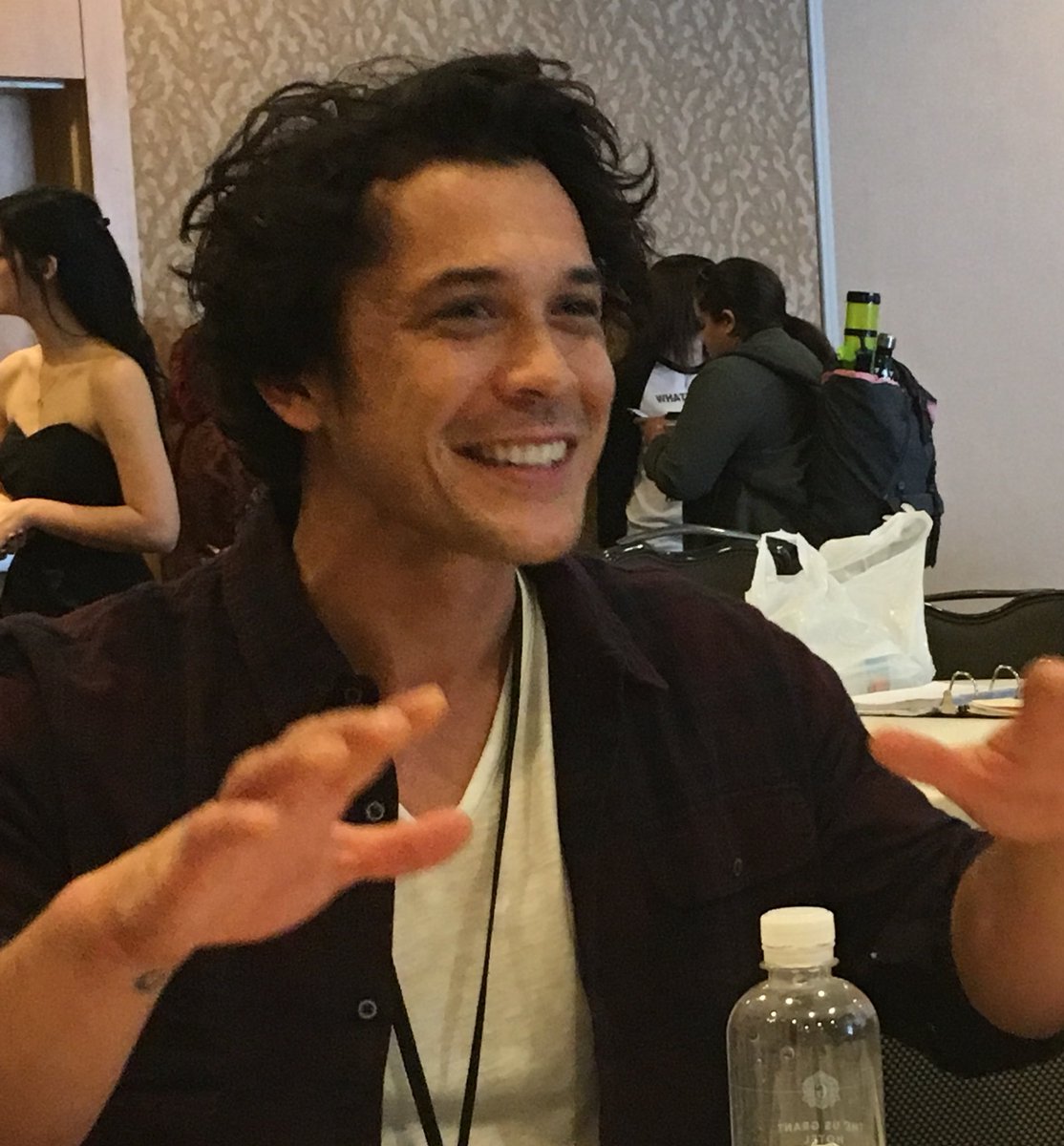 ProFan_Cons's tweet photo. Just talked to Bob Morley from #The100. We'll let you know if there are space babies soon #PFSDCC https://t.co/UCXHF59tBH