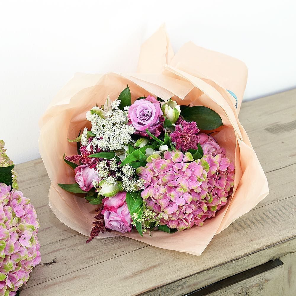 floysflowers's tweet photo. Next week's #subscription #handtied with #rose #hydrangea #alstroemeria #ammi #astilbe and #ruscus
👍🏼
#londonflorist #flowerstagram #flower… https://t.co/tFDntgJ58A
