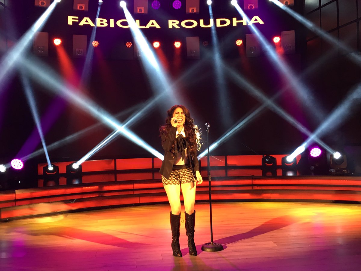 programa_hoy's tweet photo. #EstoyPuestoPara disfrutar de la increíble voz de @fabiolaroudha y de #DameTuAmor💜 https://t.co/2A7qhqe1Z0