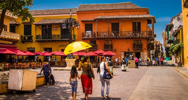 ColguestRentals's tweet photo. #TurismoCartagena: La plaza e Iglesia #SantoDomingo es un sitio rodeado de arquitecturas coloniales, no dejes de visitarla https://t.co/6fvthy0G9p