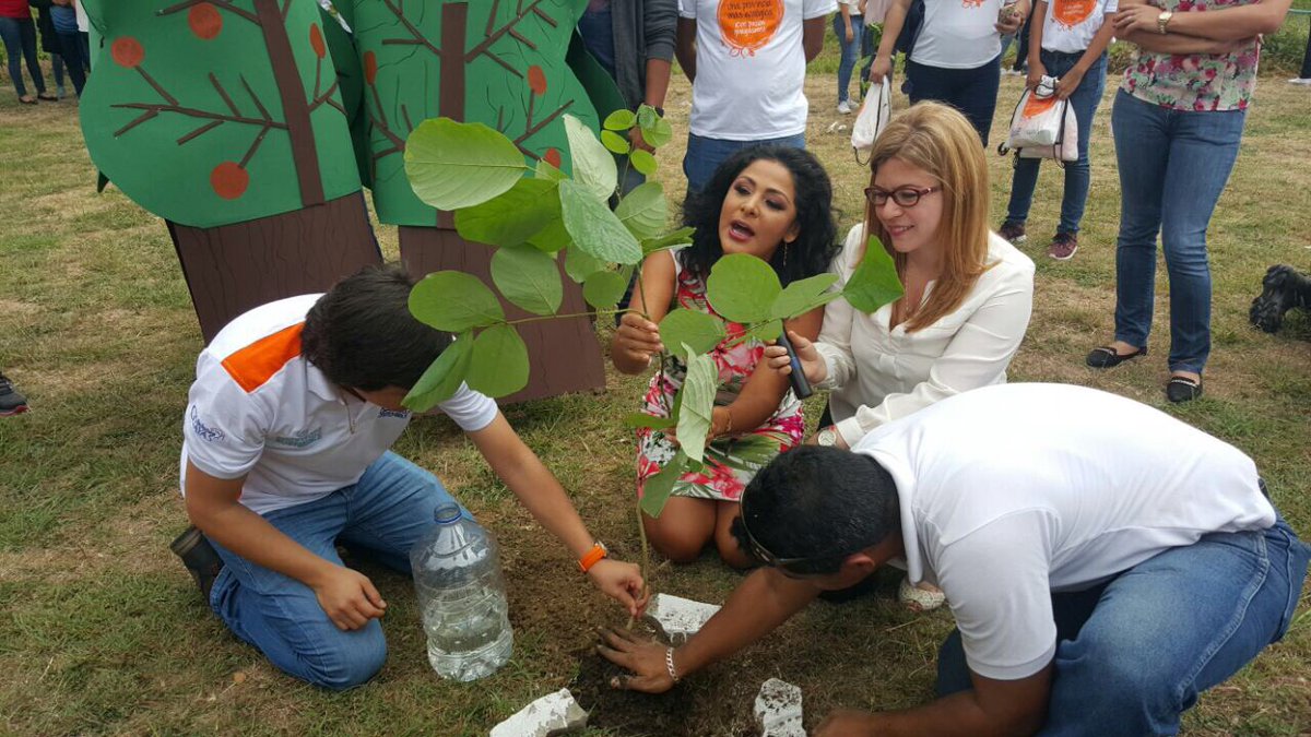 ambienteguayas's tweet photo. La cantante @lilafloresLCHD también fue parte de nuestra campaña 'Siembra un Árbol' #GuayasSembrando https://t.co/NnVDN8QlWg