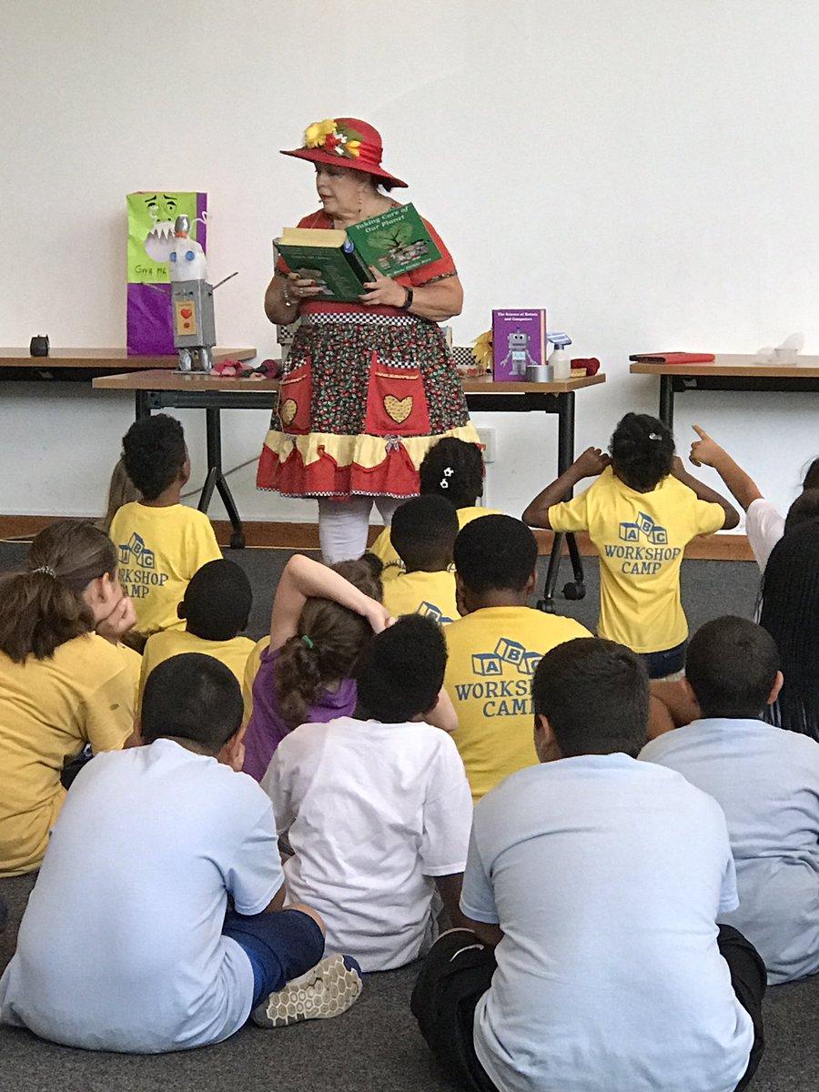 cck_brit's tweet photo. @BrowardLibrary @bplfoundation Thank you #MarciPoppins for helping Pompano Beach Branch Library Build a Better World https://t.co/hd37nYeGZk
