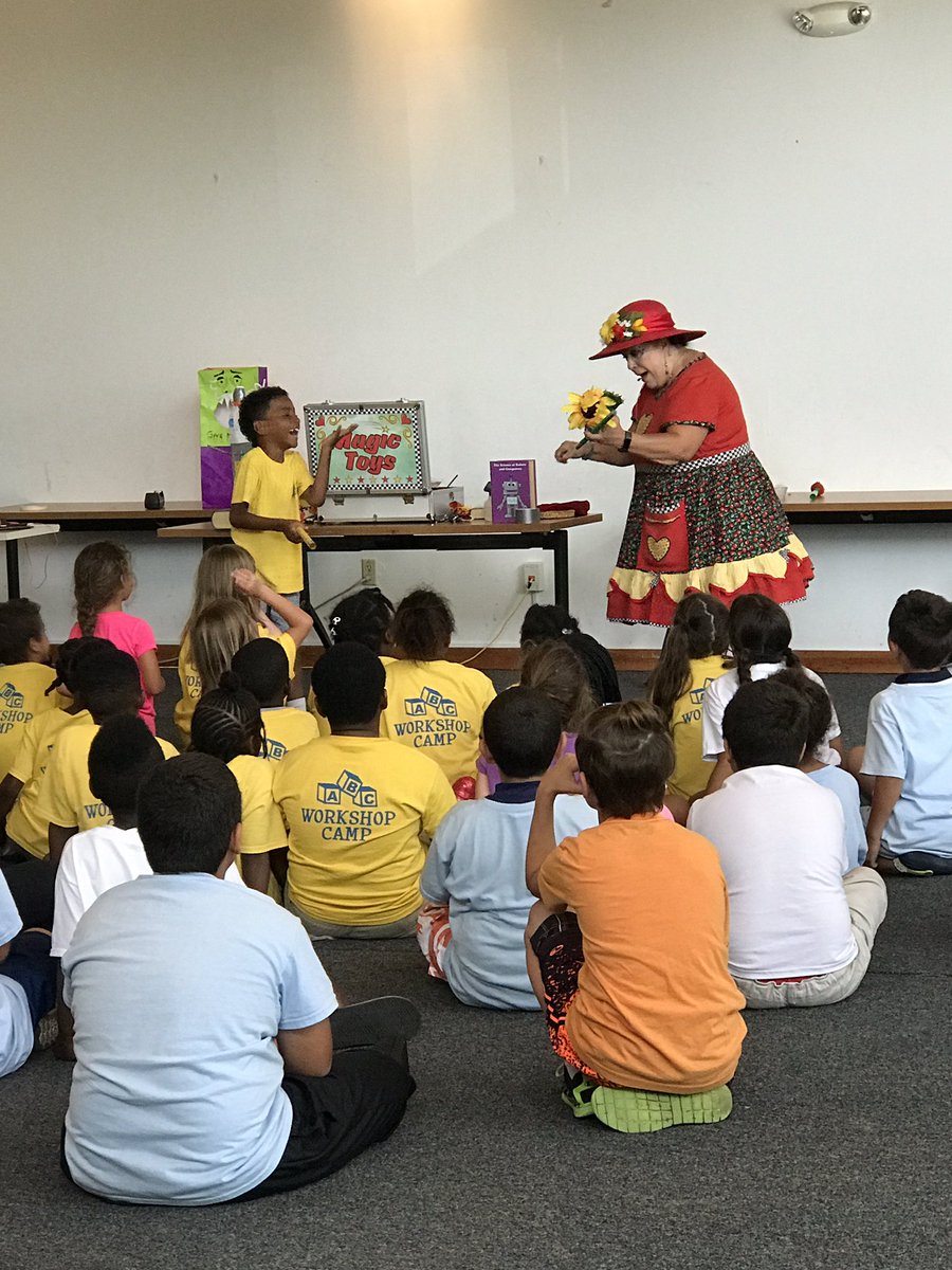 cck_brit's tweet photo. @BrowardLibrary @bplfoundation Thank you #MarciPoppins for helping Pompano Beach Branch Library Build a Better World https://t.co/hd37nYeGZk