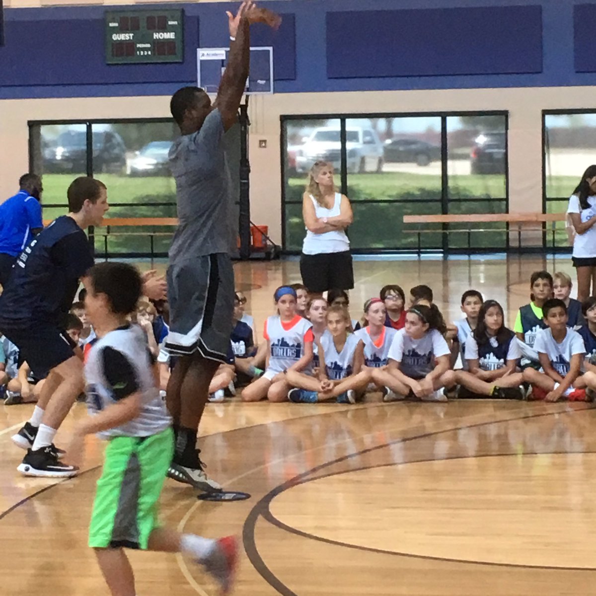 PSOsports's tweet photo. Glad to have @hbarnes at Mavs Hoop Camp @psosports today! Great guy! #HighRelease https://t.co/PEMB5BlN36