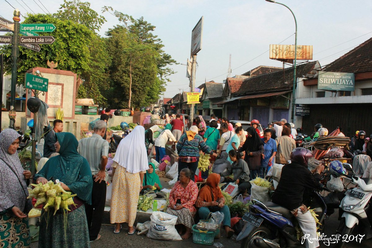 M__Romli's tweet photo. Padar #kotagede  menjelang idul fitri 1438 h https://t.co/KI963h3mJT