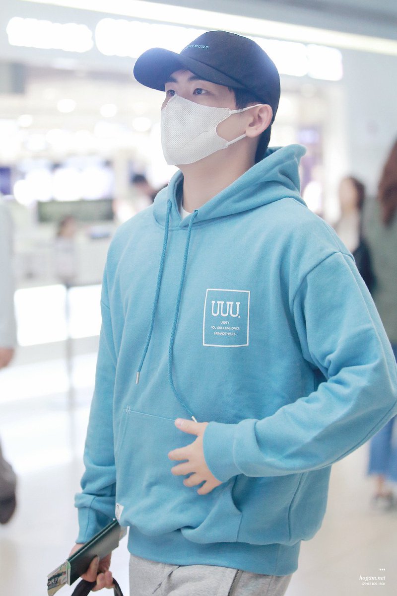howonpics's tweet photo. an airport cutieee || cr❣️HOGAM &amp; VAVAVOOM https://t.co/cMfWJkGiMp