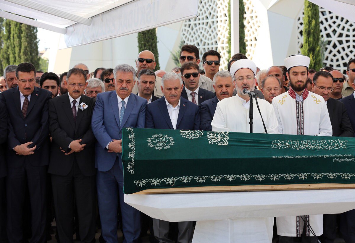 BY's tweet photo. Başbakan Yıldırım, Ulaştırma, Denizcilik ve Haberleşme Bakanı Ahmet Arslan'ın kardeşi Okan Arslan'ın cenaze törenine katıldı. https://t.co/tASRkMvoNd