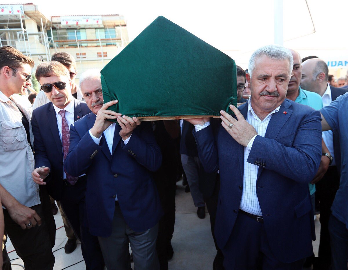 BY's tweet photo. Başbakan Yıldırım, Ulaştırma, Denizcilik ve Haberleşme Bakanı Ahmet Arslan'ın kardeşi Okan Arslan'ın cenaze törenine katıldı. https://t.co/tASRkMvoNd