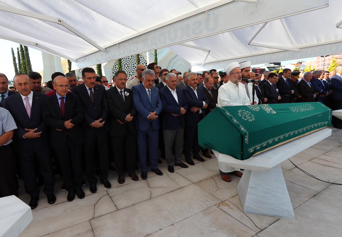 BY's tweet photo. Başbakan Yıldırım, Ulaştırma, Denizcilik ve Haberleşme Bakanı Ahmet Arslan'ın kardeşi Okan Arslan'ın cenaze törenine katıldı. https://t.co/tASRkMvoNd
