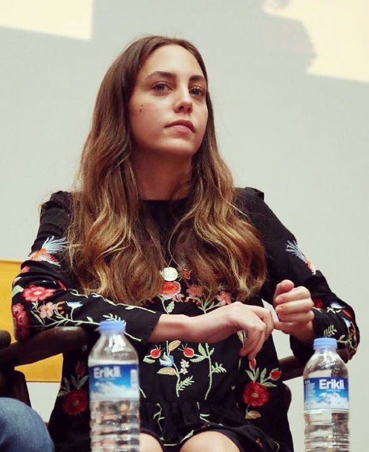 karameeel7's tweet photo. öykü çaktırmadan reklam yapıyor 😎 #eriklisu #ÖykuKarayel https://t.co/aml7vSfWkY