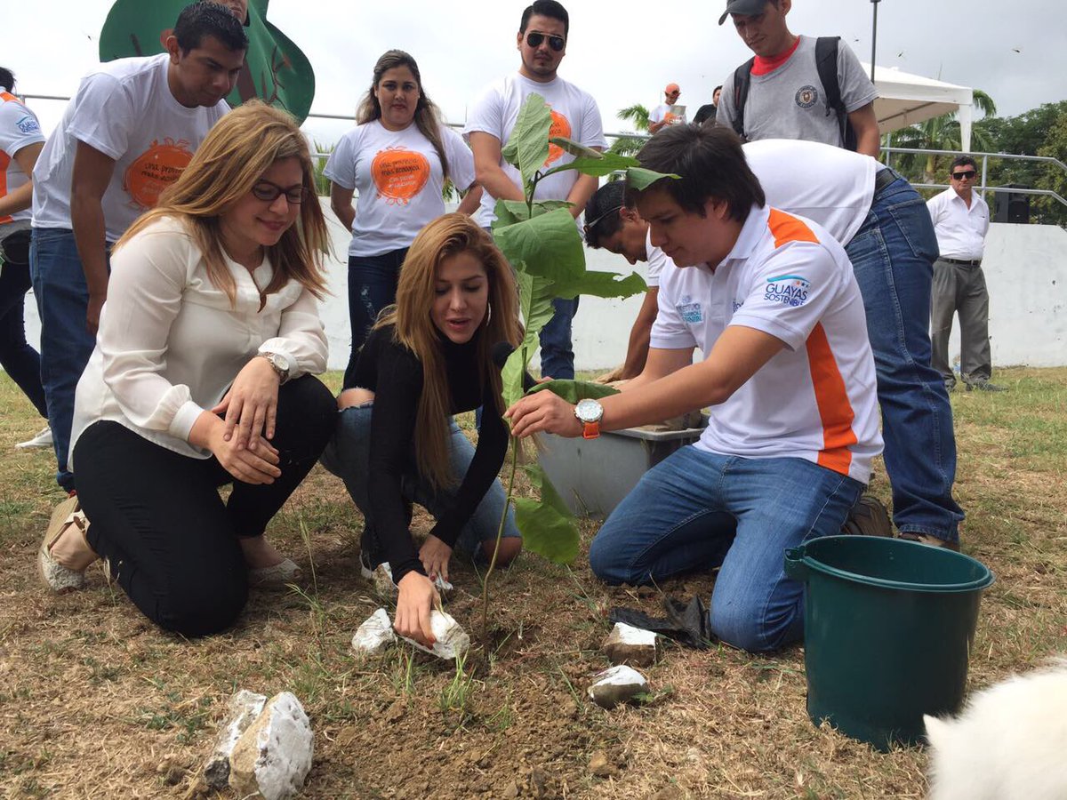 ambienteguayas's tweet photo. La talentosa venezolana @tatayvalero se suma a esta importante campaña para el ambiente 'Siembra un Árbol' #GuayasSembrando https://t.co/yk3kaHEfCh