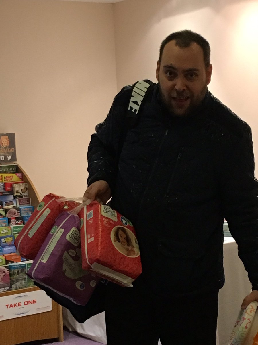 Ally braving the weather to help guests with luggage lol <a href="/katesharpe69/">Kate Sharpe</a> <a href="/SDEBDD/">simon ewins</a> <a href="/PIWestIsBest/">West Is Best</a> <a href="/RikkiQuinlan/">RQPI</a>