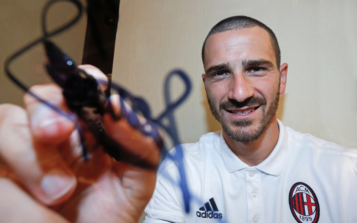 bonucci_leo19's tweet photo. Da oggi ufficialmente un giocatore del Milan! / From today I’m officially an AcMilan player. #LB19 #HungrierThanEver https://t.co/qmzEF92WSK