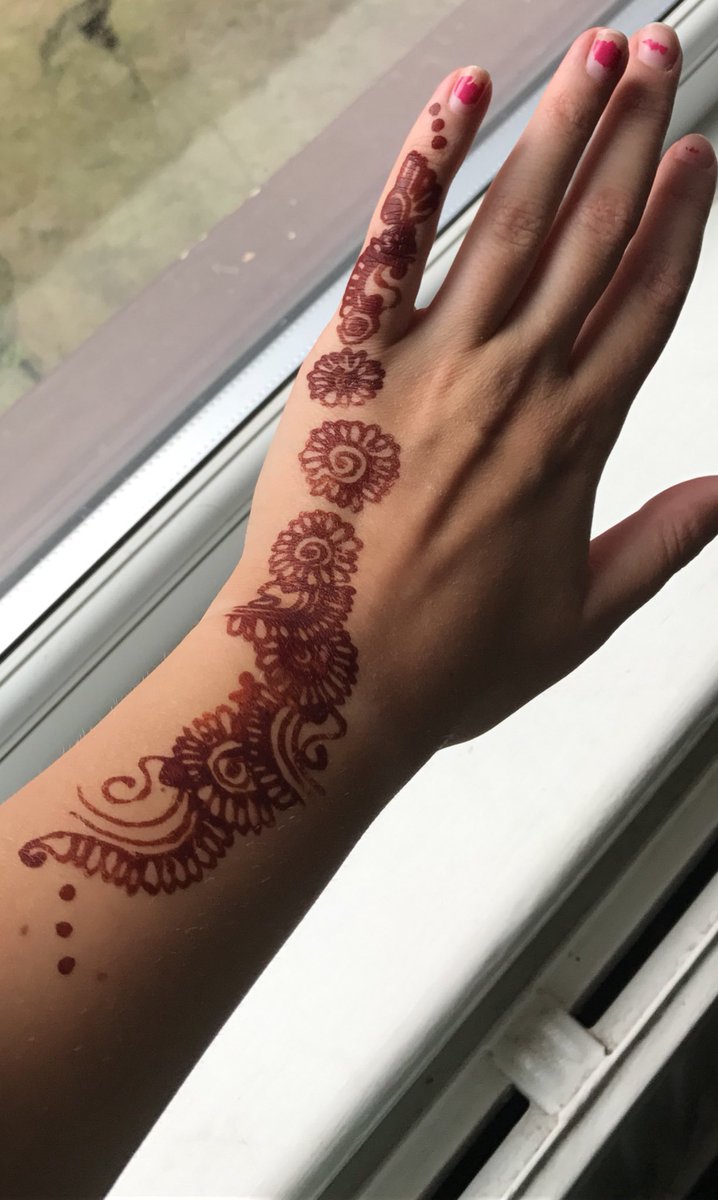 stephaniec562's tweet photo. When your work colleague gives you a henna #wedding #pretty https://t.co/E7SIRYAdxt