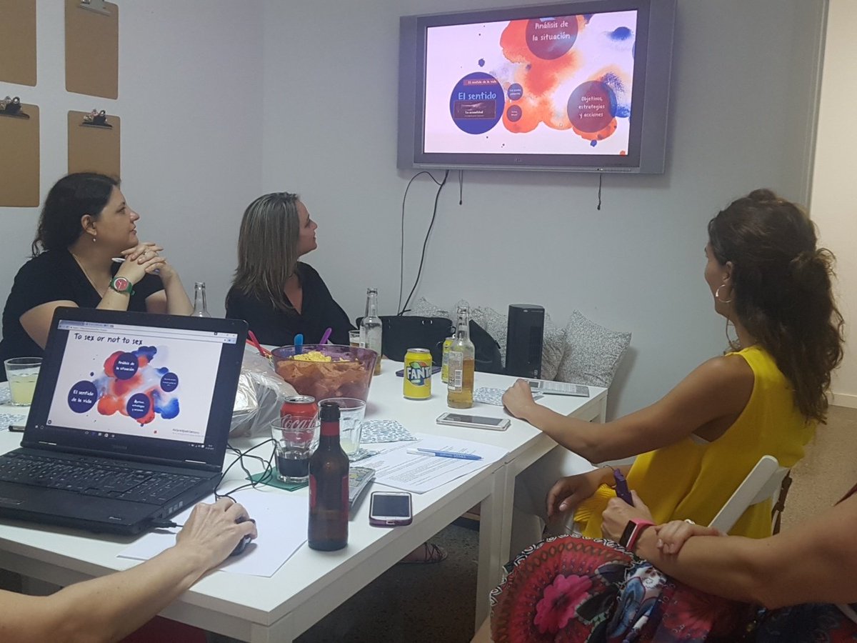 conredsyaloloco's tweet photo. Hoy, en #ConRedesYALoLoco, presentación de proyectos del último curso de #CommunityManager 
Mucho talento y grandes trabajos 👏👏
Felices! 😊😊😊 https://t.co/XA1Xmkir2x