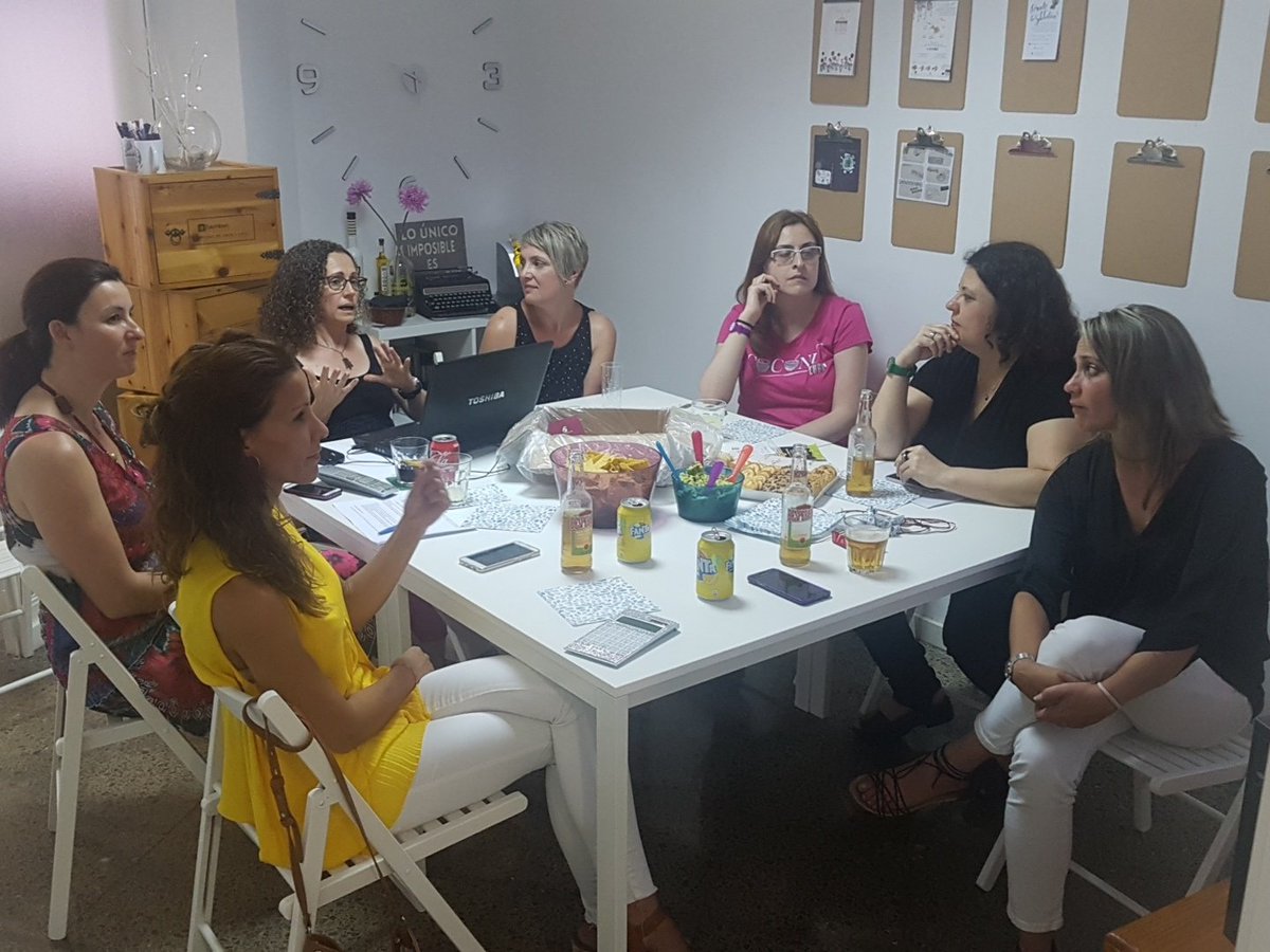 conredsyaloloco's tweet photo. Hoy, en #ConRedesYALoLoco, presentación de proyectos del último curso de #CommunityManager 
Mucho talento y grandes trabajos 👏👏
Felices! 😊😊😊 https://t.co/XA1Xmkir2x