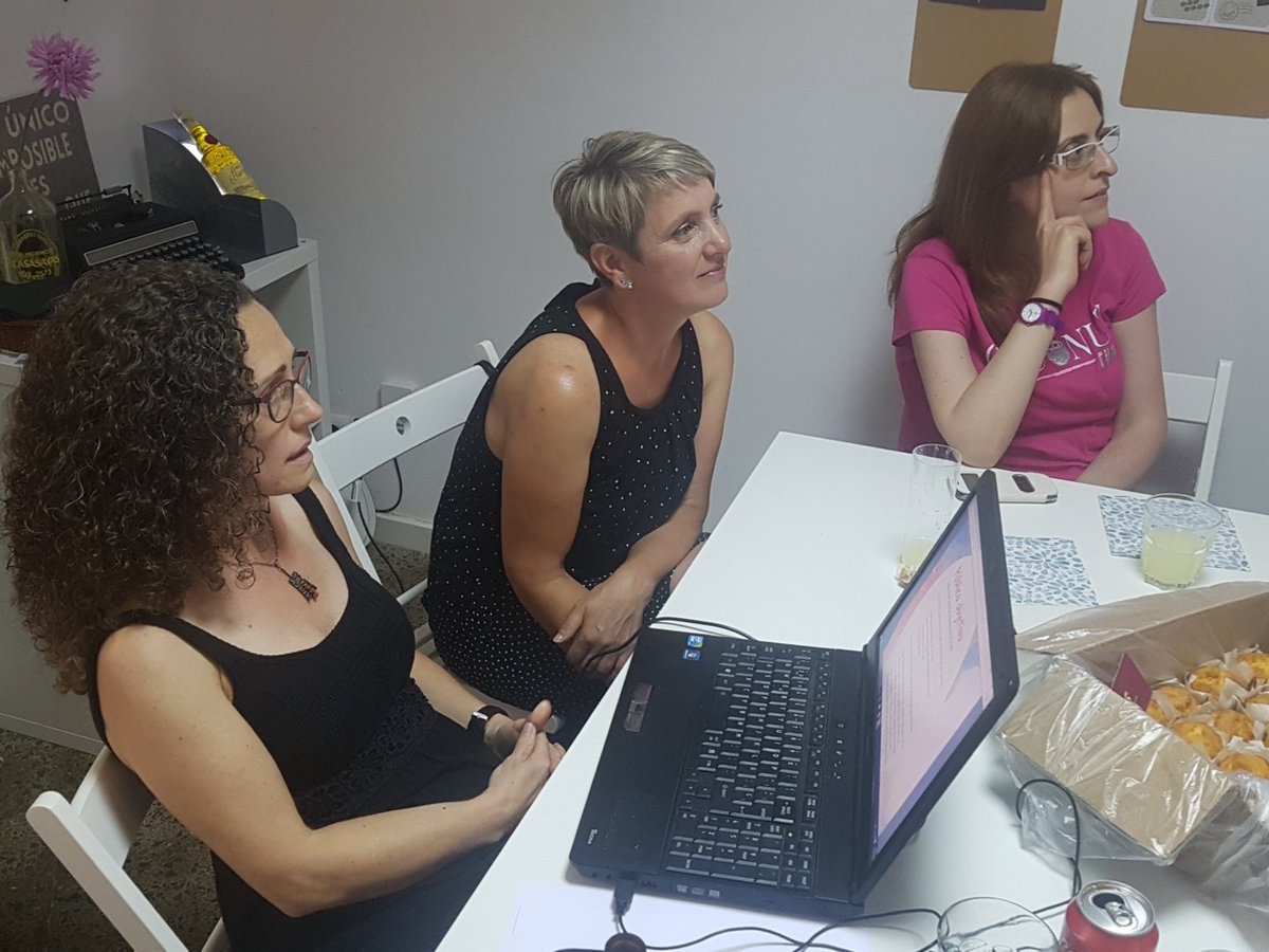 conredsyaloloco's tweet photo. Hoy, en #ConRedesYALoLoco, presentación de proyectos del último curso de #CommunityManager 
Mucho talento y grandes trabajos 👏👏
Felices! 😊😊😊 https://t.co/XA1Xmkir2x