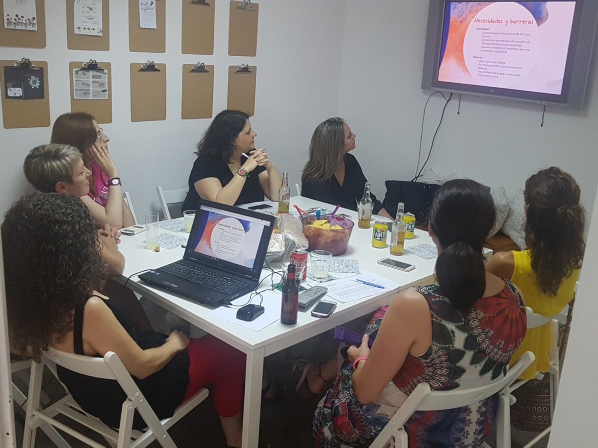 conredsyaloloco's tweet photo. Hoy, en #ConRedesYALoLoco, presentación de proyectos del último curso de #CommunityManager 
Mucho talento y grandes trabajos 👏👏
Felices! 😊😊😊 https://t.co/XA1Xmkir2x