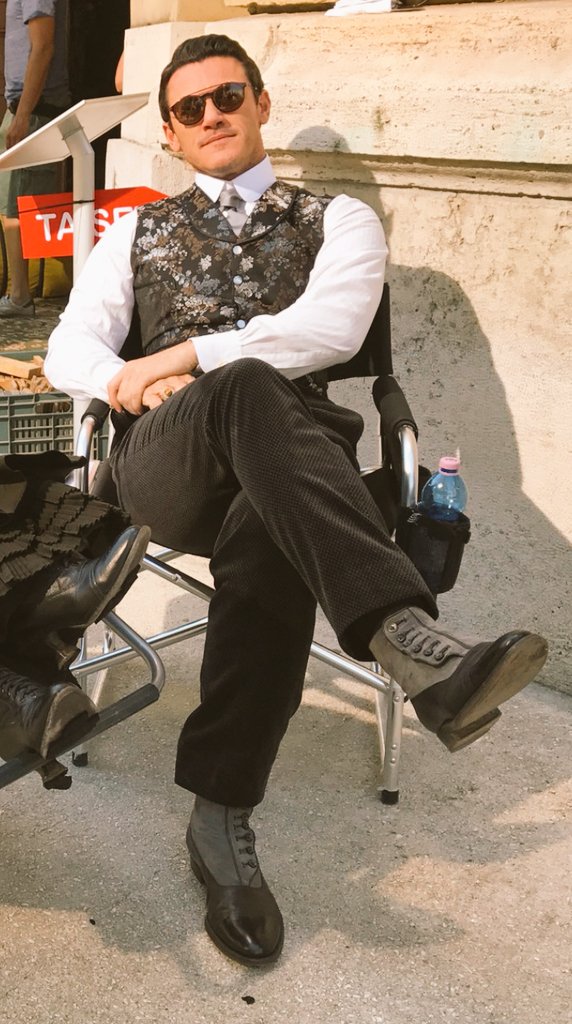MarilynLuketeer's tweet photo. @TheRealLukevans I'm much admiring the taste for fashion of John Moore ... 👆😍 His vest with flowers 👍 and I envy his shoes 👞 He's a fashion man 👌 #LukeEvans https://t.co/Iu0wLjvbYh