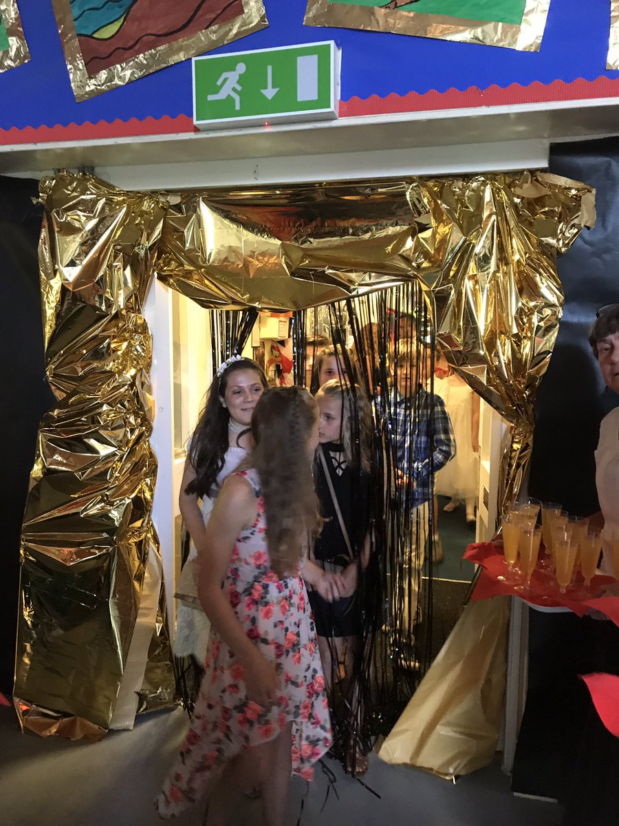 PiranCross's tweet photo. Year 6 prom ... they have arrived! https://t.co/fUOXhMLnp7