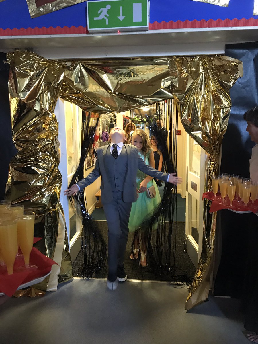 PiranCross's tweet photo. Year 6 prom ... they have arrived! https://t.co/fUOXhMLnp7