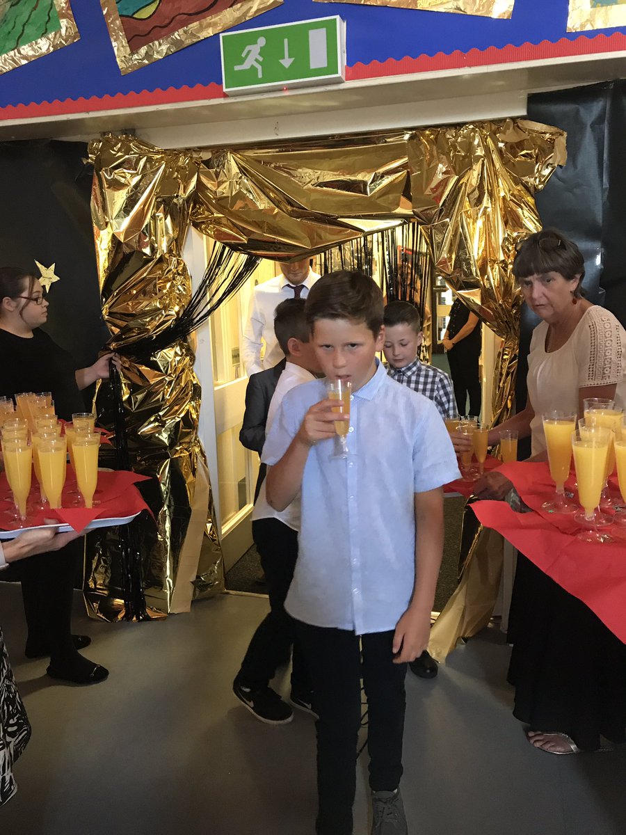 PiranCross's tweet photo. Year 6 prom :-) https://t.co/96cQnS6JbX
