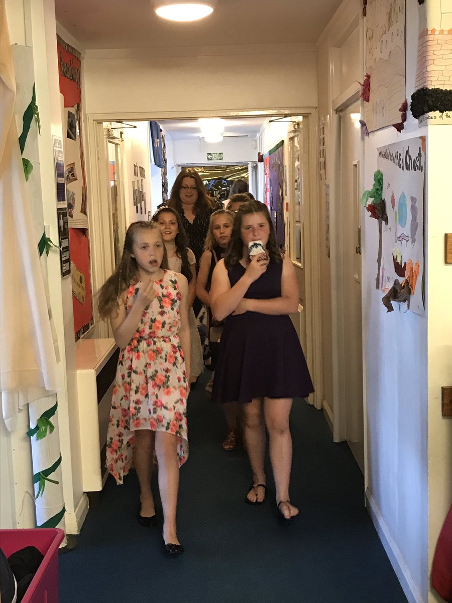 PiranCross's tweet photo. Beautiful dresses 😀 https://t.co/Q8fCUOTD5Q