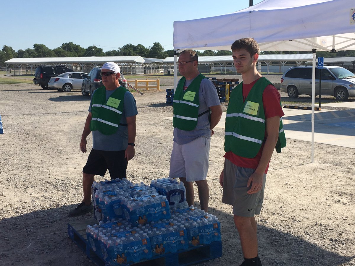 DrBrittonHart's tweet photo. Thanks to all of the @EmporiaSpartans @Emporia253  staff &amp; @EHSBasketball athletes 4 handing out water to those in need! #GivingBackIsCool https://t.co/9acEUt1suv