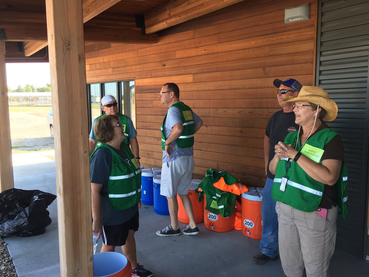 DrBrittonHart's tweet photo. Thanks to all of the @EmporiaSpartans @Emporia253  staff &amp; @EHSBasketball athletes 4 handing out water to those in need! #GivingBackIsCool https://t.co/9acEUt1suv