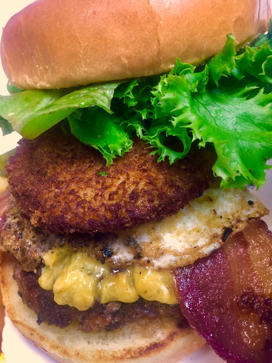TanyaRiveraOn2's tweet photo. Fried green tomato, Fried egg, Pimento cheese &amp; #Bacon.....on a #burger because it's #friedday #friday #hopsburgerbar https://t.co/qzGija5iEe