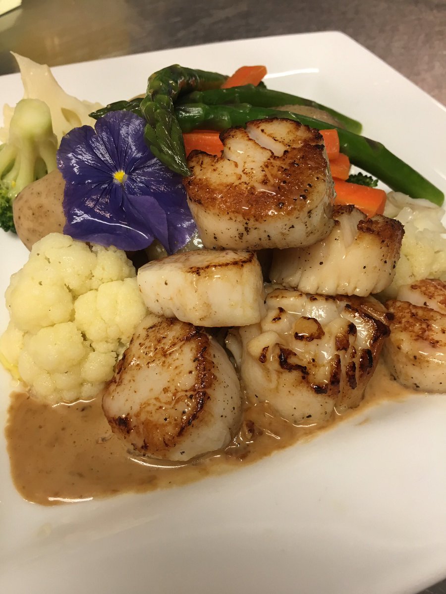 Sutherpub's tweet photo. 😋⚓️💙                     

Pan seared scallops, drizzled with a bacon and wine cream reduction. Potato of the day and seasonal veg https://t.co/yd0EsJxdx8