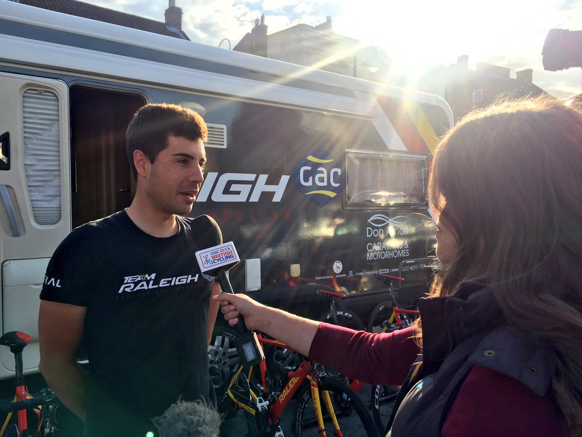 Pre race chats in Beverley with <a href="/georgepym/">George Pym</a> <a href="/Metaltek_KUOTA/">Metaltek_KUOTA</a>, <a href="/willfoxy88/">Will Fox</a> <a href="/Catfordbanks/">CatfordCCEquipeBanks</a> &amp; <a href="/SebastianMoraV/">Sebastián Mora</a> @TeamRaleighGAC 🎙 #circuitseries