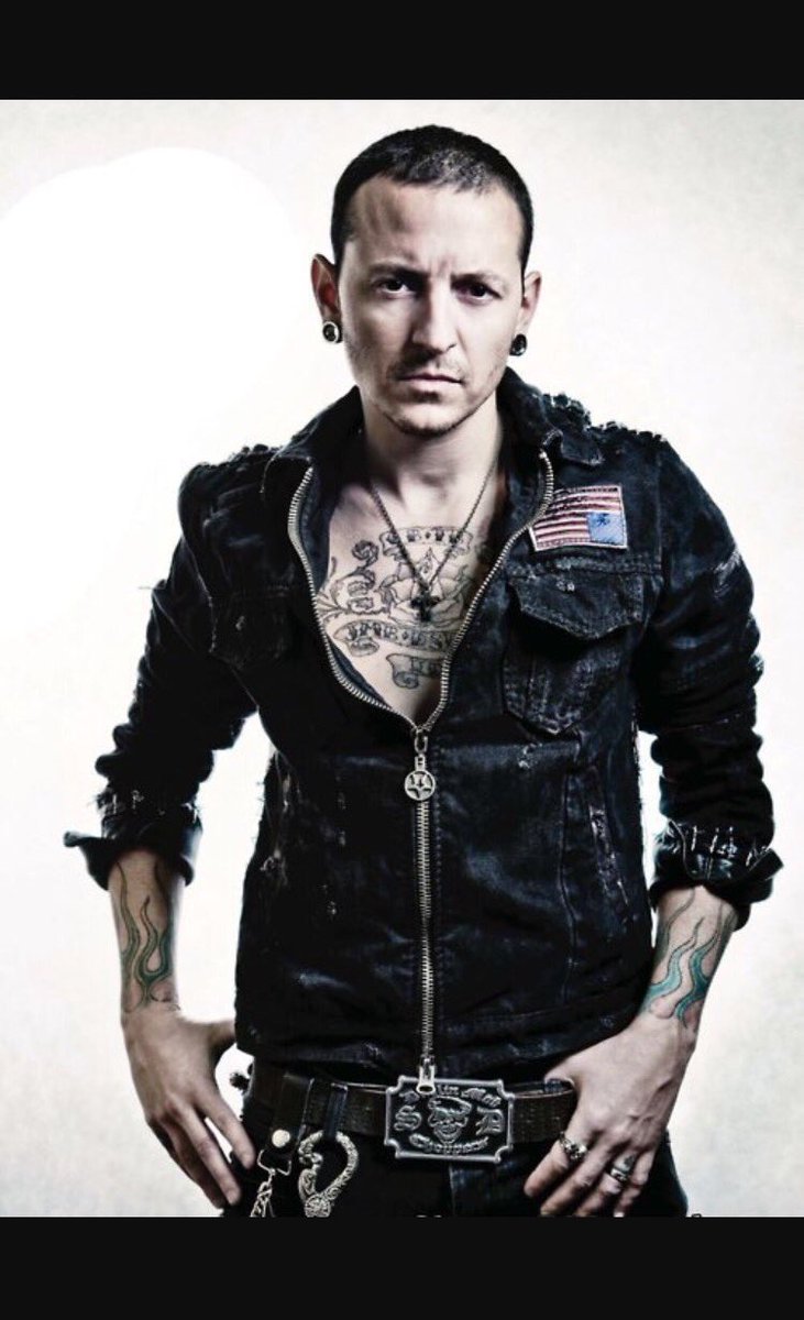 jeennnnss's tweet photo. Rip Chester Bennington 💔 I grew up listening to you forever loved ❤️😭 #chesterbennigton #linkinpark❤️❤️❤️ https://t.co/o1VxjOgBUA