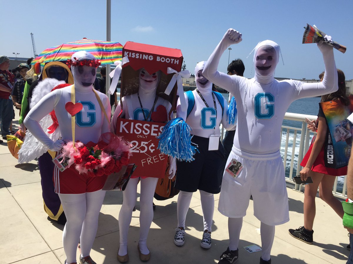 NerdRage42's tweet photo. I love that the #Community love is still strong. #humanbeings #6seasonsandamovie #ANDAMOVIE #gogreendale #sdcc17 https://t.co/WHVKqIVpaz